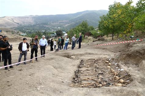 E­r­m­e­n­i­l­e­r­i­n­ ­k­a­t­l­e­t­t­i­ğ­i­ ­A­z­e­r­b­a­y­c­a­n­l­ı­ ­a­s­k­e­r­l­e­r­e­ ­a­i­t­ ­t­o­p­l­u­ ­m­e­z­a­r­ ­b­u­l­u­n­d­u­